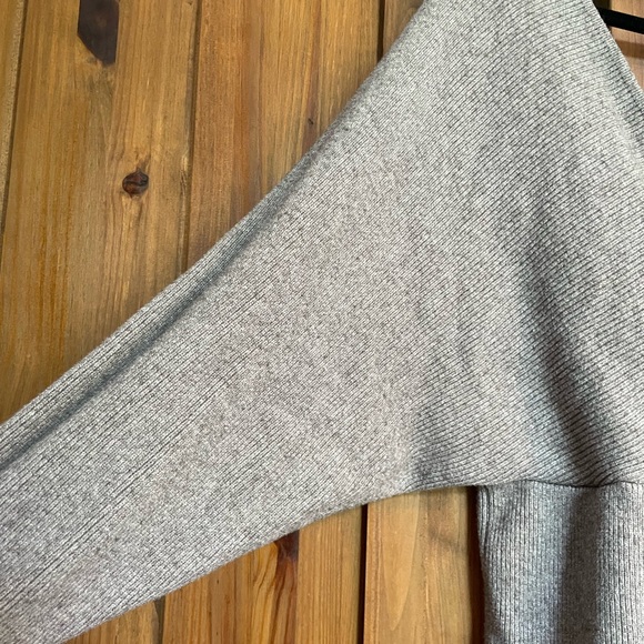 Like new 10/10 condition sweater - Picture 5 of 10